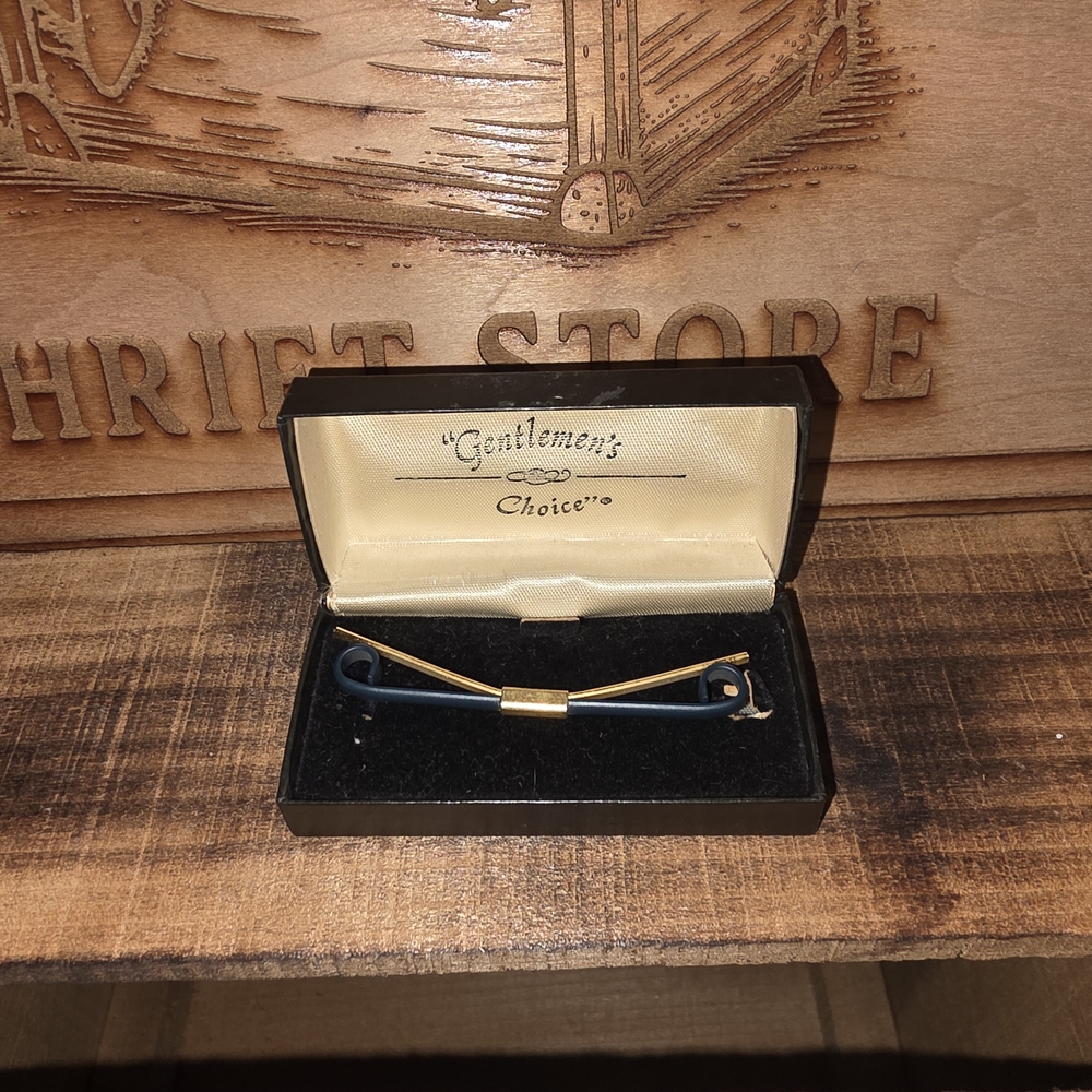 Gentlemen's Choice Tie Clip in Gold and Navy